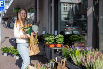 Kvinna handlar blommor i Årjäng
