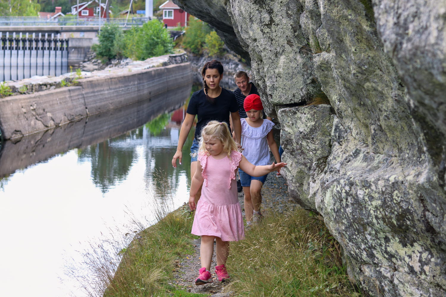 Familj vandrar längs med kanalen i Lennartsfors
