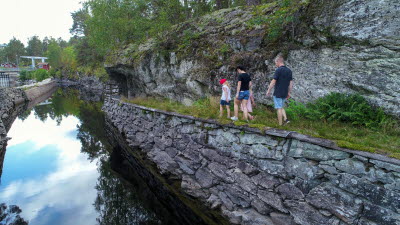 Familj på promenad i Lennartsfors