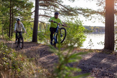 Par cyklar längs med Järnsjön