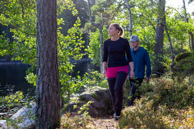 En man och en kvinna vandrar vid en sjö