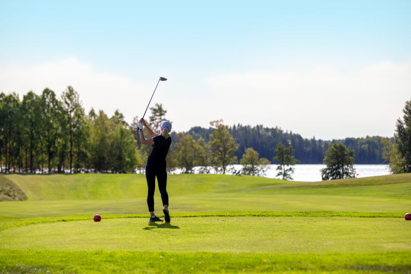 Kvinna spelar golf på Årjängs golfbana