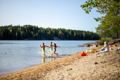 Familj badar vid Älgtången