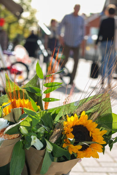 Blommor utanför butik på Storgatan i Årjäng
