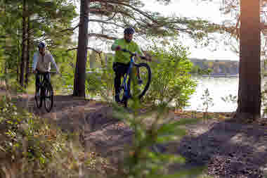 Par cyklar längs med Järnsjön