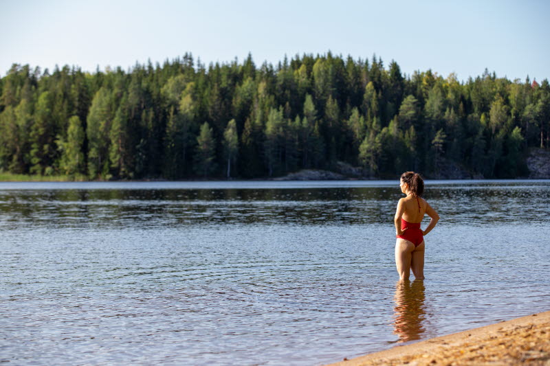 Kvinna badar vid Älgtången