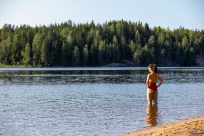 Kvinna badar vid Älgtången