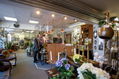 Personer som handlar i en butik